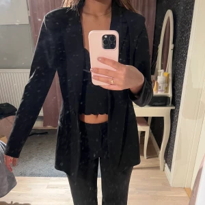 Figursydd blazer - Den perfekta figursydda blazern! Bra i storlek! Använd ett fåtal gånger. Från ASOS Design 😇
