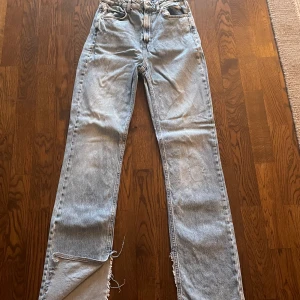 Jeans från Zara - Blåa jeans från zara med slits. 