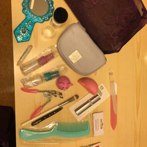 Massa blandat - Massa bra att ha-produkter. Allt är oanvänt. Finns en liten fläck på den gråa TBS neccessären, se bild (finns en spegel i).