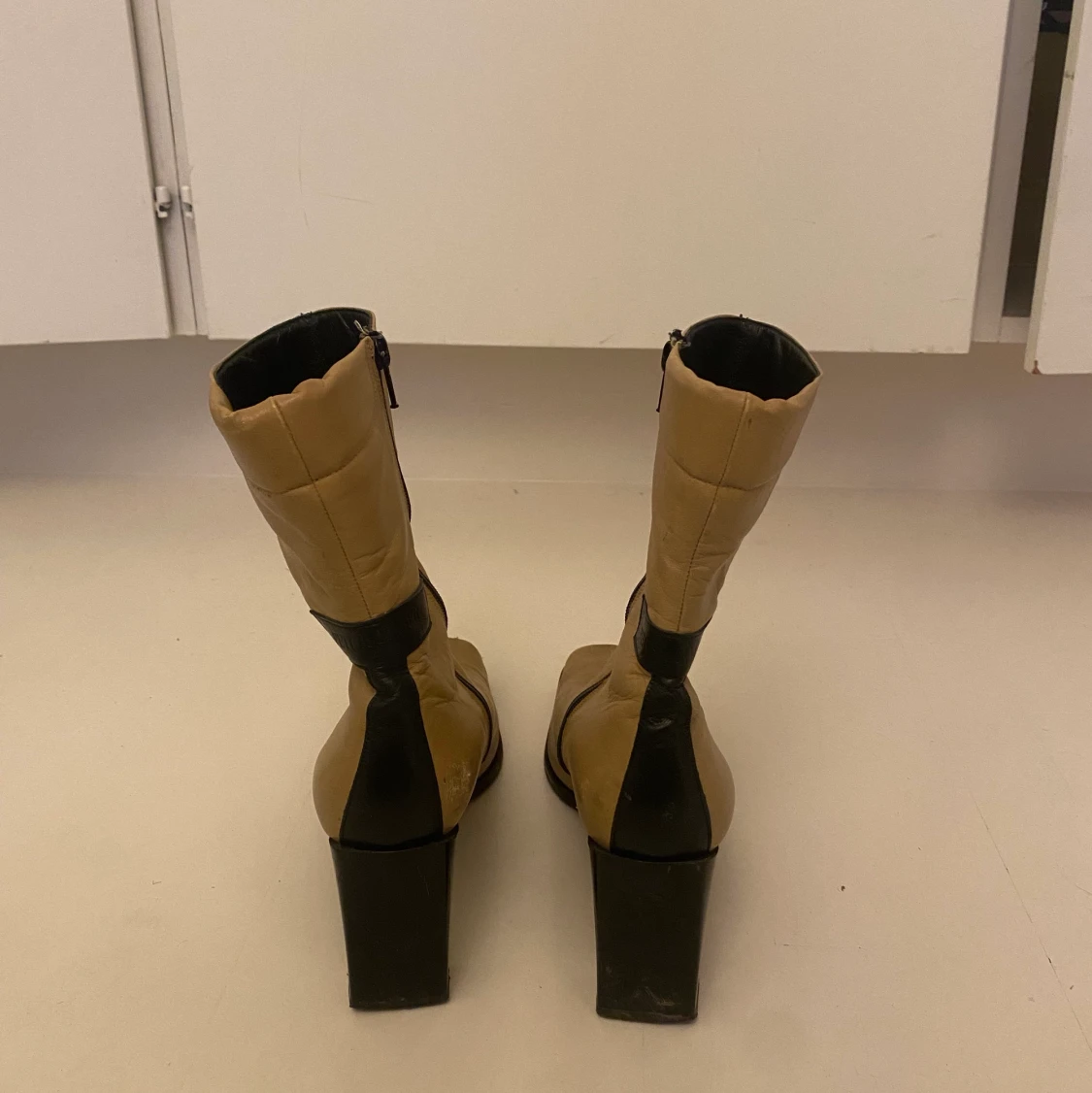 Beiga skinnstövlar med klack - 91