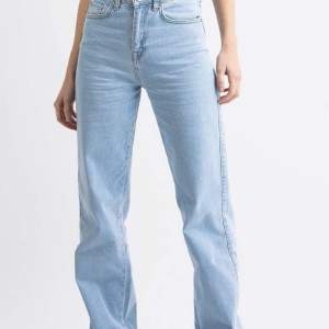 säljer mina ljusblåa raka jeans ifrån madlady, i strl 34 och är i fint skick! säljer för 150kr+frakt😌