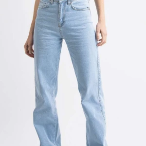 ljusblåa jeans från madlady - säljer mina ljusblåa raka jeans ifrån madlady, i strl 34 och är i fint skick! säljer för 150kr+frakt😌