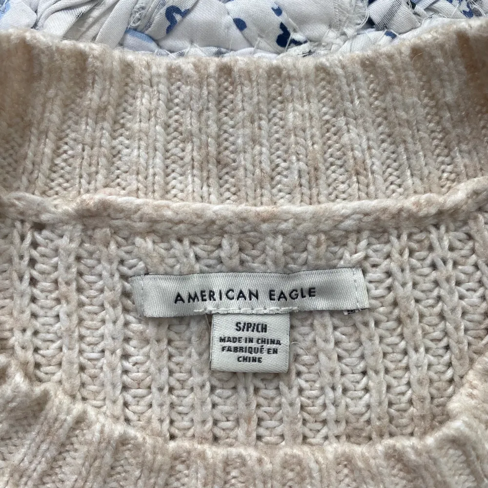 Jättefin stickad tröja från American Eagle. Så himla skön och mjuk i kvalitén! Fint skick, inte nopprig. Är oversize i modellen. Hör gärna av er vid frågor!. Stickat.