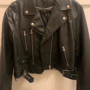 skin jacka strlk m/l - aldrig använt den. köpt från zara 2020. kan mötas upp i helsingborg elr fraktas