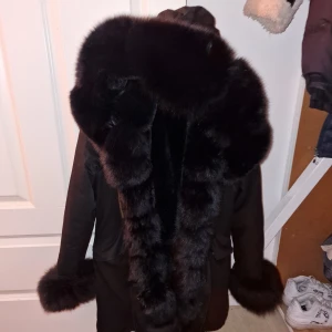 Vinterjacka - Super snygg populär vinterjacka med stor svart päls som är avtagbar. Använd halva förra vintern så mycket fin och fräsch passar storlek small/medium pris går att diiskutera vid snabb affär 💕