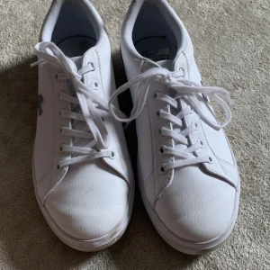 Skor - Ett par fina Lacoste skor som är använda ca 2 gånger💖💙De är i bra skick och inte så slitna💛💗