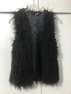 Fluffig väst - Jätte fin och trendig väst som aldrig kommit till användning!