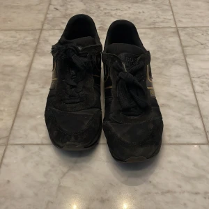 Hugo boss skor  - Säljer dessa riktigt snygga Hugo boss skor i mocka köpta i Italien därav slälsynta. Ganska slitna men fortfarande snygga. Kan självklart tvättas rejält vid köp. Självklart äkta. Dessa kan även ingå om du köper Armani skorna jag lagt upp. Nypris: 2000kr 