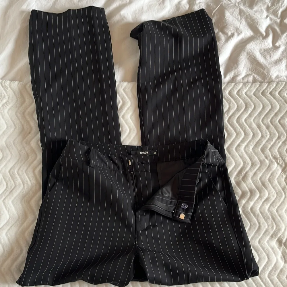 Sviiinsnygga randiga kostymbyxor från bikbok som inte kommer till användning hos mig tyvärr :/ Storlek 40 men lite mindre i storlek, jag på bilden har vanligtvis 36 🤗. Jeans & Byxor.