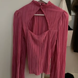 Plisserad blus / topp - Rosa plisserad blus / topp med fyrkantig ringning i storlek S.