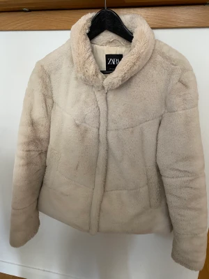 Jacka ifrån Zara - Fejk pälsjacka ifrån Zara i bra skick! Storlek M 