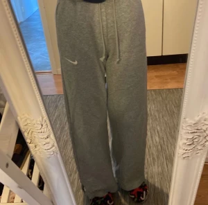Nike mjukisbyxor  - Säljer dessa supersnygga mjukisbyxor från Zalando, där köpte jag dem för 900kr men säljer för 450kr eller mindre om de säljs snabbt. Få gånger använda och köpta i januari detta år. Köpare står för frakt🫶🫶🫶
