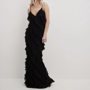 Volangklännong na-kd - SLUTSÅLD långklänning som har super fina volanger passar bra till val eller bara till fest