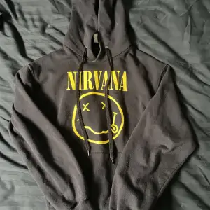 Jätte fin nirvana hoodie som är så skön! använt ett fåtal gånger men ser ut som ny. pris går att diskuteras 💗