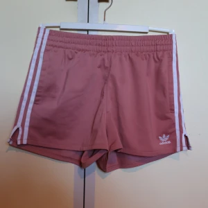 Adidas shorts  - Rosa shorts från adidas