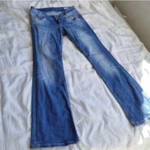 Jeans lee - Super fina lågmidjade jeans från Lee som är i super bra skick.   Midjemåttet: 68 cm Innerbenslängden: 78 cm
