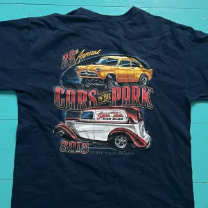 Loose graphic t-shirt - En loose ”Car in the Park” graphic T-Shirt i mörkblå färg, skön passform