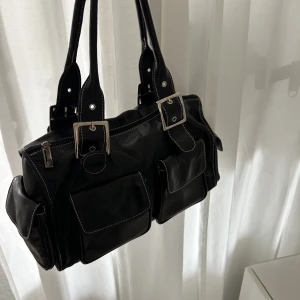 Svart väska  - Så himla fin svart väska!!💗 Perfekt storlek och massa bra fack! 