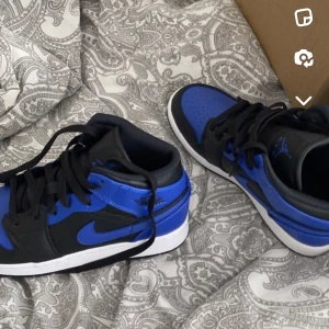 Jordans 1 Mid Hyper royal - Säljer nu mina, Jordans 1 Mid Hyper Royal.Storlek 38. Säljer då jag inte andvänder dom längre. Supersnygga, fint skick därav priset!! Kom gärna privat via frågor och funderingar🫶🏼Skickas i orginalkartongen💗Köpta för 1640kr!!