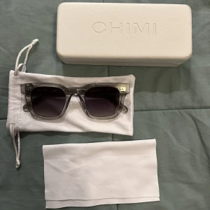 Gråa chimis 04 - Fina chimi av modelen 04. Köpta på nk för 1 år sen och använda sparsamt. Mycke fint skick! 