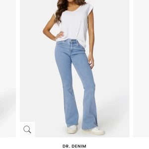 Drdenim jeans - Intressekoll på mina snygga drdenim jeans i bootcut modell i en superfin blå färg. Byxorna är i bra skick och sitter mid/lågmidjat. Byxorna formar kroppen jättefint. Hör av er vid frågor och funderingar, kan lösa egna bilder 💗💗 tryck inte på köp direkt 💗