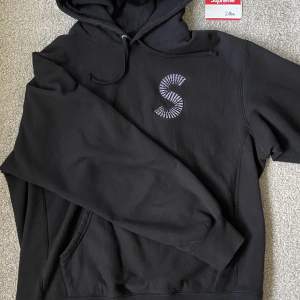 Säljer denna Supreme S logo hoodie i storlek L, 9/10, använt få tal gånger och säljer då den ej används