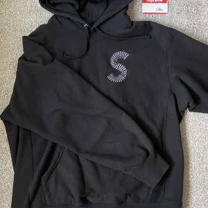 Supreme S Logo Hoodie - Säljer denna Supreme S logo hoodie i storlek L, 9/10, använt få tal gånger och säljer då den ej används