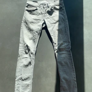 Dondup jeans - Gråa dondup jeans Size: 31 Nypris: 3000 Pris: 1800 Skick: 10/10 (bara testade 1 gång den va för små) Skicka PM om du vill ha fitpics,fler bilder eller andra frågor 