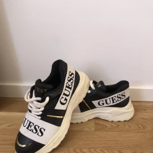 Skor - Storlek 39. Inte äkta. Andvänt skick. Inga skador