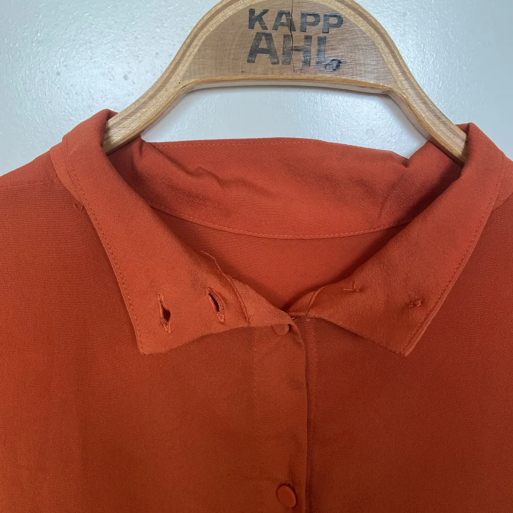 Orange långärmad blus från Kappahl, köpt på Second Hand butik. Använd fåtal gånger, fint skick! Samfraktar gärna! ❤️. Blusar.
