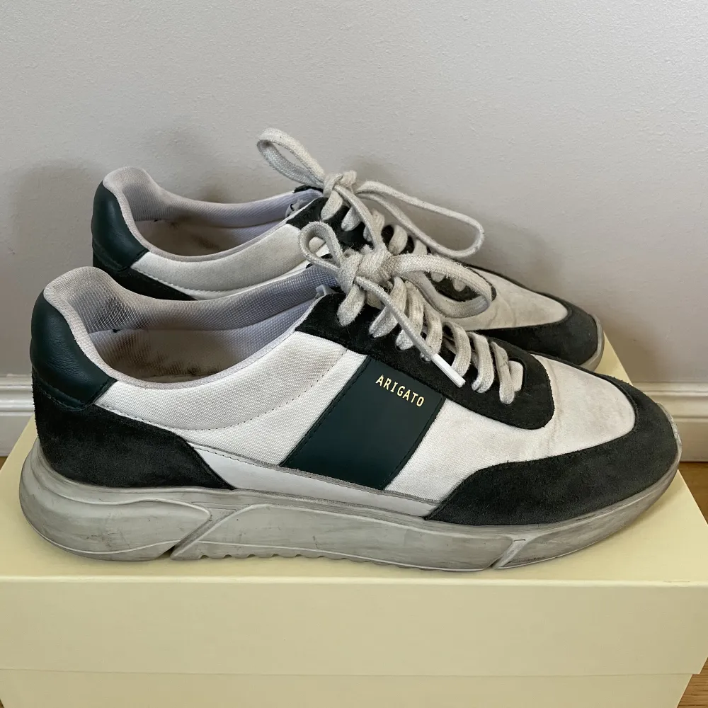 Ett par Axel Arigato skor i storlek 46 köpta på Axel Arigatos hemsida för 2100kr .säljer för att de är för små. Original boxen och påsen som ingick ingår.. Skor.