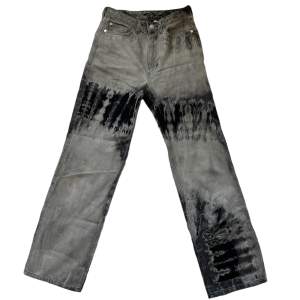 jeans med mönster från weekday i modellen rowe 🖤🐺 