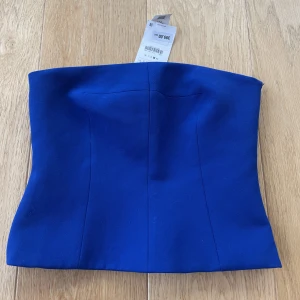 Blå bandeautopp - Skitsnygg bandeau som tyvärr är för stor för mig :(. Den är därför helt oanvänd. Köparen står för frakten 