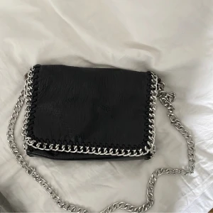 TIAMO väska - jätte fin och populär tiamo väska. Säljer för att jag inte får användining för den längre! Jätte rymlig. Har en defekt därav priset! Köptes för 500 kr. Den sista bilden är bilden på defekten! 