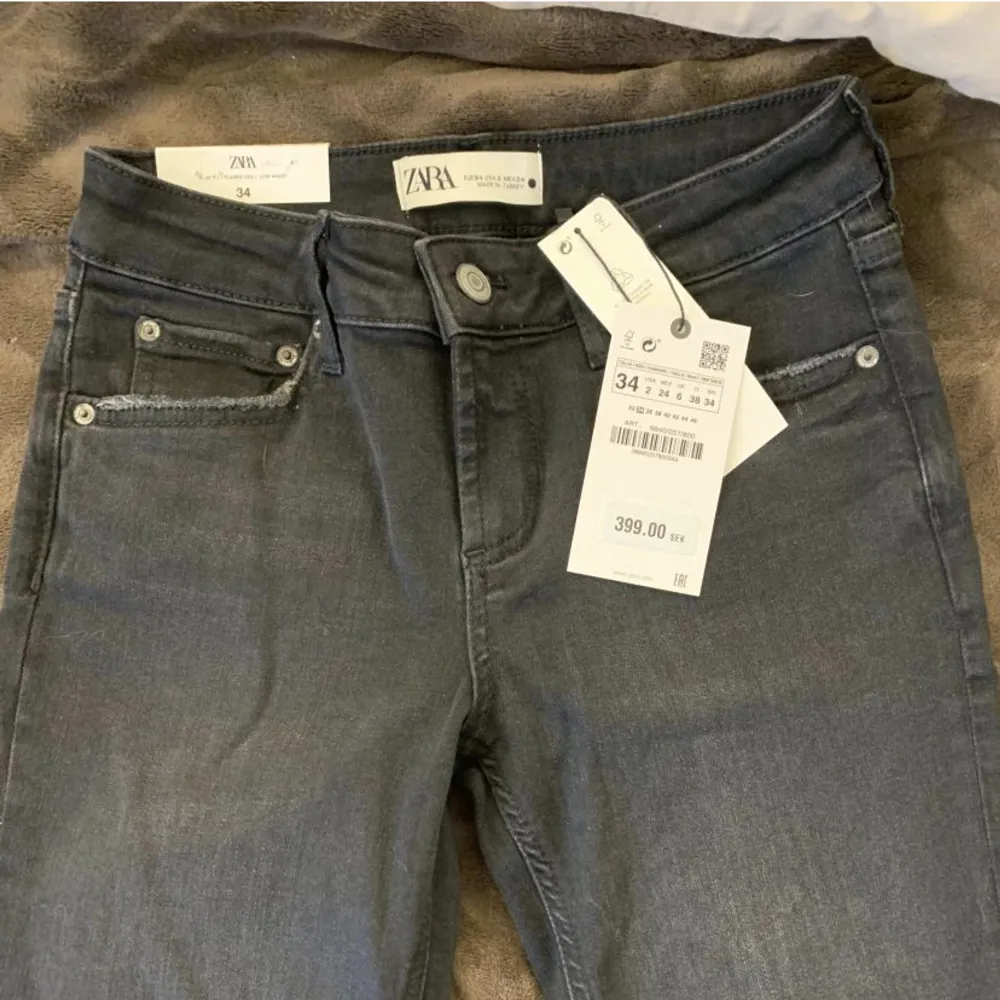 Slutsålda lågmidjade jeans ifrån zara i strl 34🤍. Jeans & Byxor.