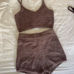 Teddy set - Säljer ett stretchigt mjukis det i ”teddy” material, högmidjade shorts + croptop med smala axelband. Storlek L men liten i storleken (dock stretchig) passar även S-M skulle jag säga.