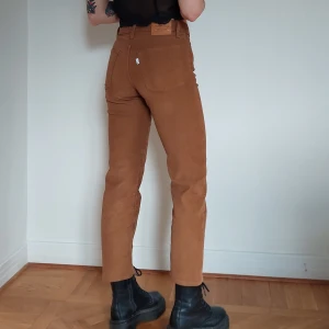 Levi's Manchesterbyxor  - Supersköna byxor från Levis. Storlek 24 men passar även 25 då de är stretchiga. Färgen stämmer mest med första och andra bilden. 