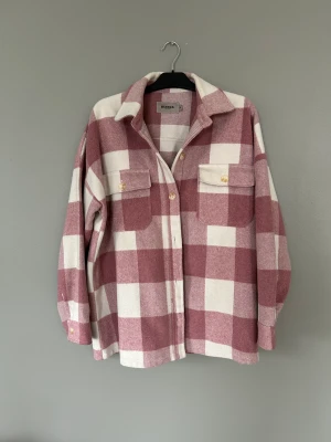 Jätte fin vårjacka från Bianca x Nelly. - Skjortjacka från Bianca x Nelly.com.    Storlek 38 (oversized modell)  Fint skick (sparsamtanvänd)  Vid frågor kontakta vänligen mig.