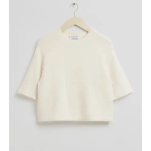 & other stories tröja - Vit stickad t-Shirt från & other stories, fint skick🤍 lite stickig i materialet. slutsåld och kostar 590kr