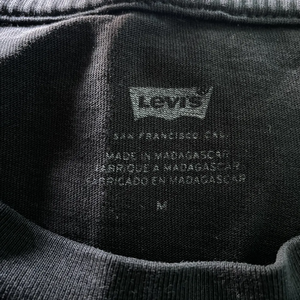 ✨Vintage svart Levi’s t-shirt som är välanvänd. Inga skador på tröjan men loggan har kanske bleknat lite, men det ger bara en mer vintage look. Regular fit🙌. T-shirts.