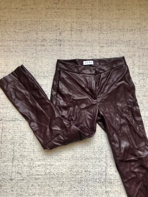 Kostymbyxor  - Midwaist kostymbyxor i fakeskinn stlk 36 från wera. Köpta som bootcut men insydda till en straight modell. Använda få gånger och i gott skick!💕