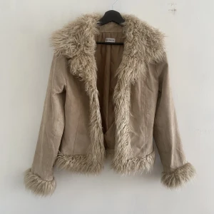 VINTAGE PENNY LANE KAPPA - vintage kappa med pälskantsättningar. från clockhouse. strl 38/40. pris går att diskuteras