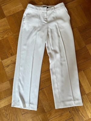 Vita Kostymbyxor - Bra skick! Superflowiga och härliga! Säljes pga för små 
