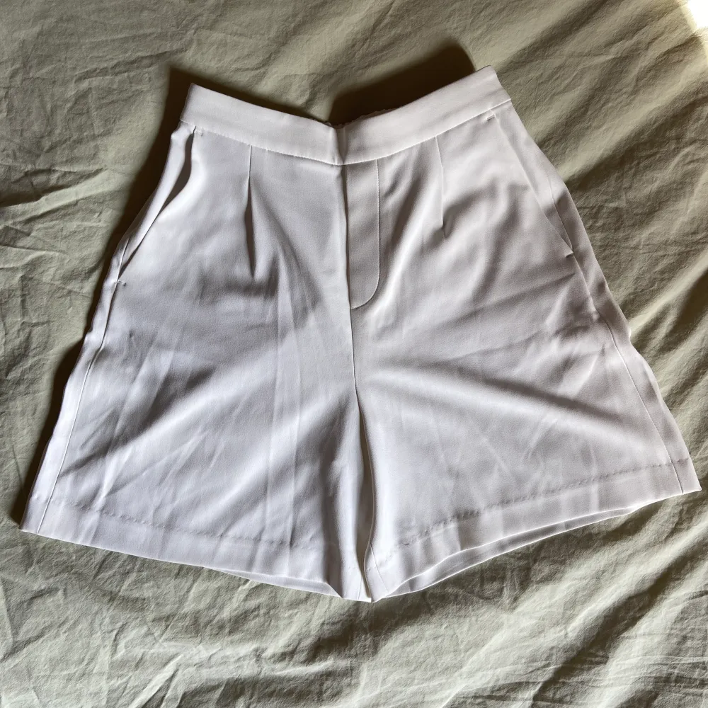 Superfina vita kostymshorts från UNIQLO. Sparsamt använda!. Shorts.