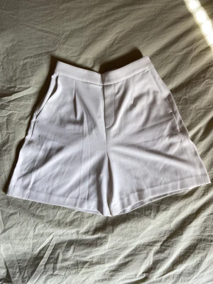 Shorts - Superfina vita kostymshorts från UNIQLO. Sparsamt använda!