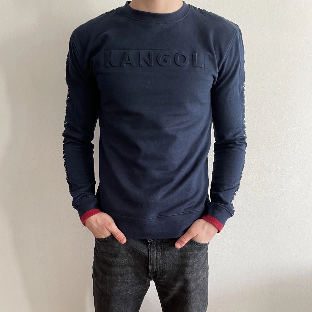 En fin blå sweatshirt,stilren och bekväm i en smalare modell i mycket bra skick!. Tröjor & Koftor.