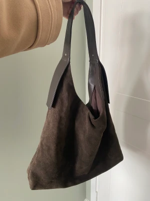 Wera väska  - Säljer nu min Wera väska! Rymlig och fin väska med tre små fack. Fint skick men har inte kommit till användning. Inga stora defekter endast en liten fläck (skriv för bild). Priset kan diskuteras. Skriv gärna om du har några andra frågor!