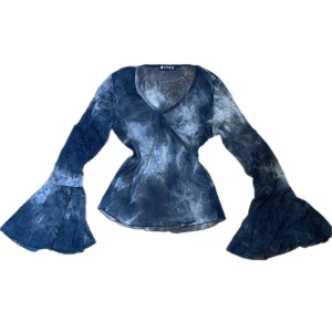 Bohemisk y2k tröja - Sparsamt använd, toppen skick! swipa för bild på, men den är ganska tajt på mig över bysten så det ser lite knas ut. Skriv vid fler frågor:)