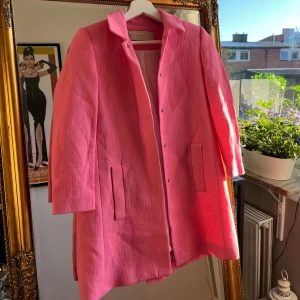 Rosa jacka - Så sjuktfin färgstark kappa från zara. Finns en fläck baktill på kragen. Tror den går att få bort annars inget som tydligt märks enligt mig. Strl XS. 💗