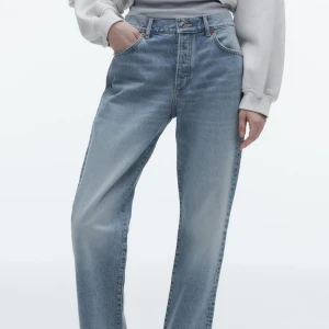 Zara jeans - Säljer min ljusblå zara jeans som är i storlek 36. Mid/low waist. Skicket är så gott som nytt!! 🧚🏽💕💕💕